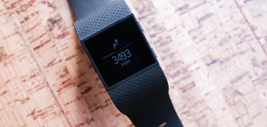 Fitbit Surge大升級：續(xù)航翻倍，新添跑步提醒