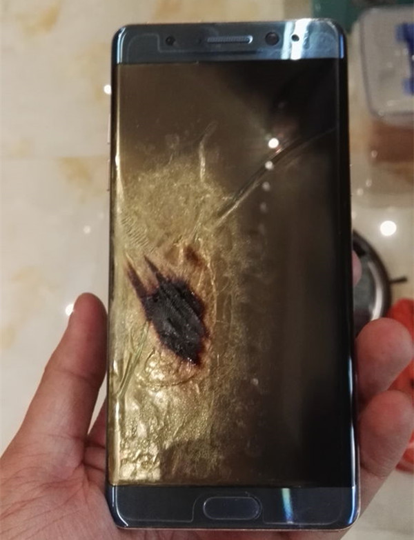 國行版也炸了！網友爆料玩Note 7時突然黑屏發(fā)生爆炸